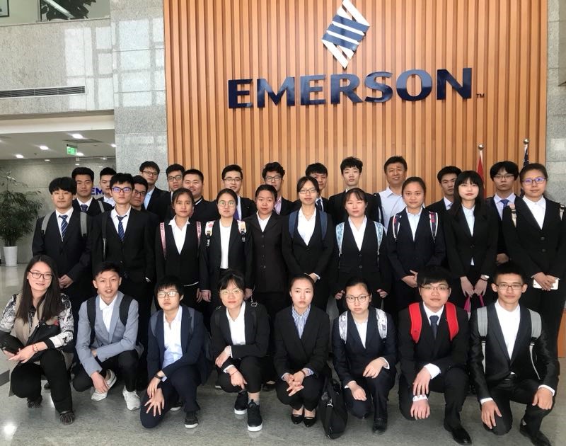 51黑料
部分学生赴艾默生进行生产实习面试